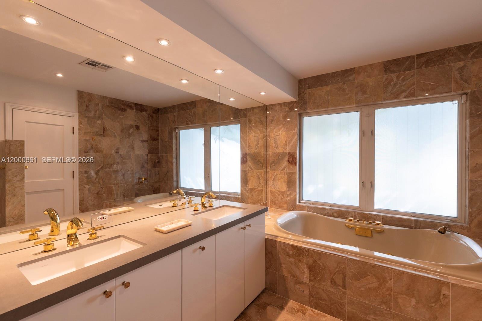 10100 Lakeside Dr Coral Gables, FL 33156