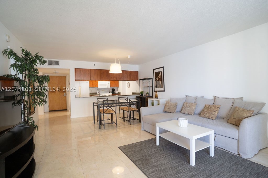 1200 Brickell Bay Dr #2806 Miami, FL 33131