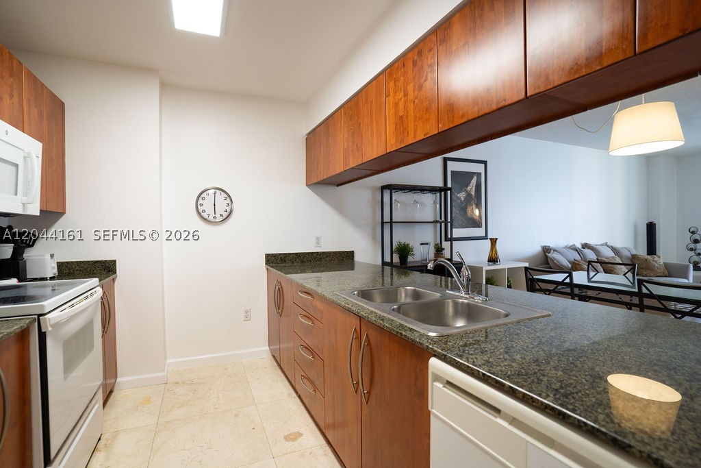 1200 Brickell Bay Dr #2806 Miami, FL 33131