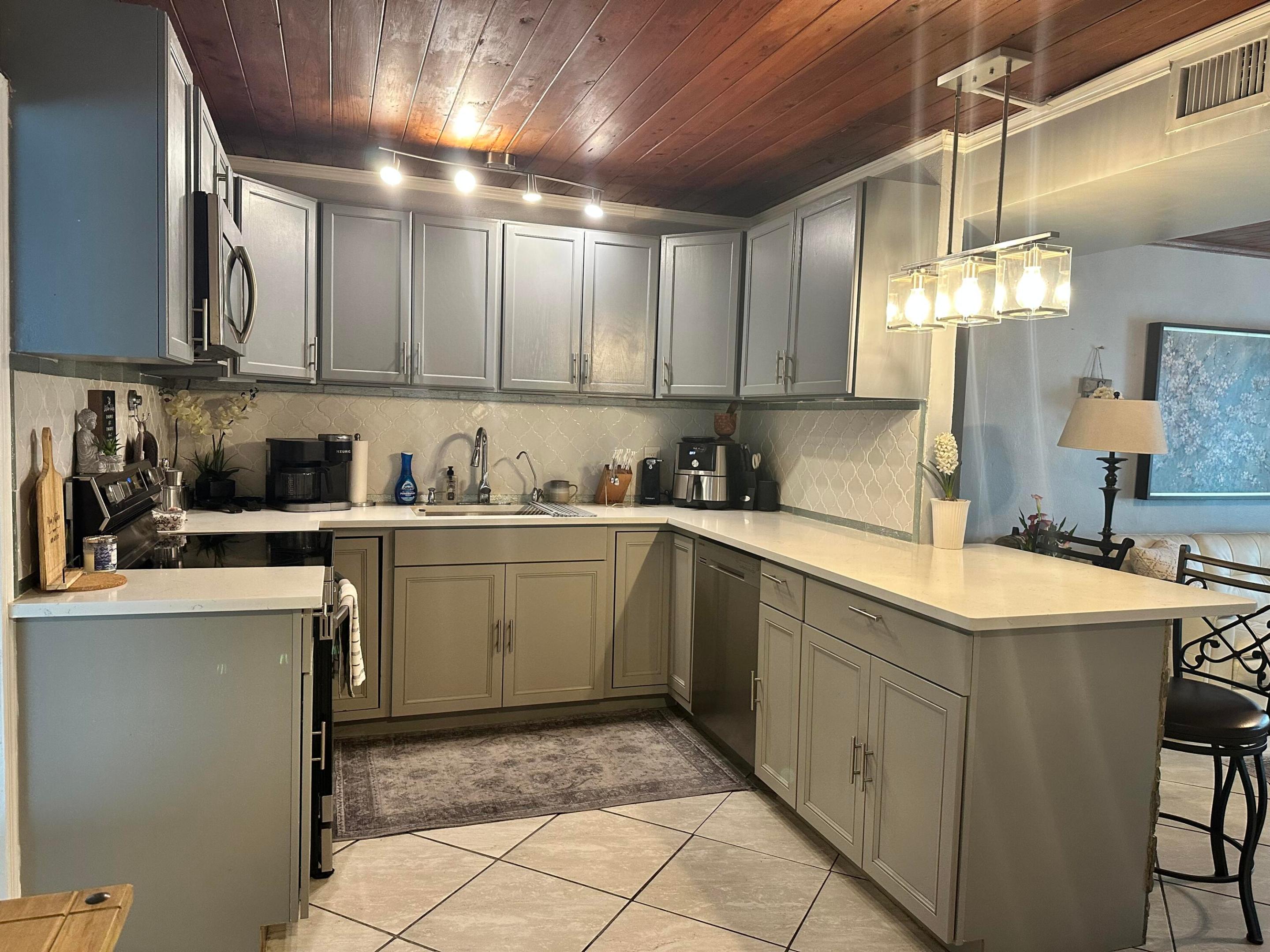 800 Ivory Haverhill, FL 33415
