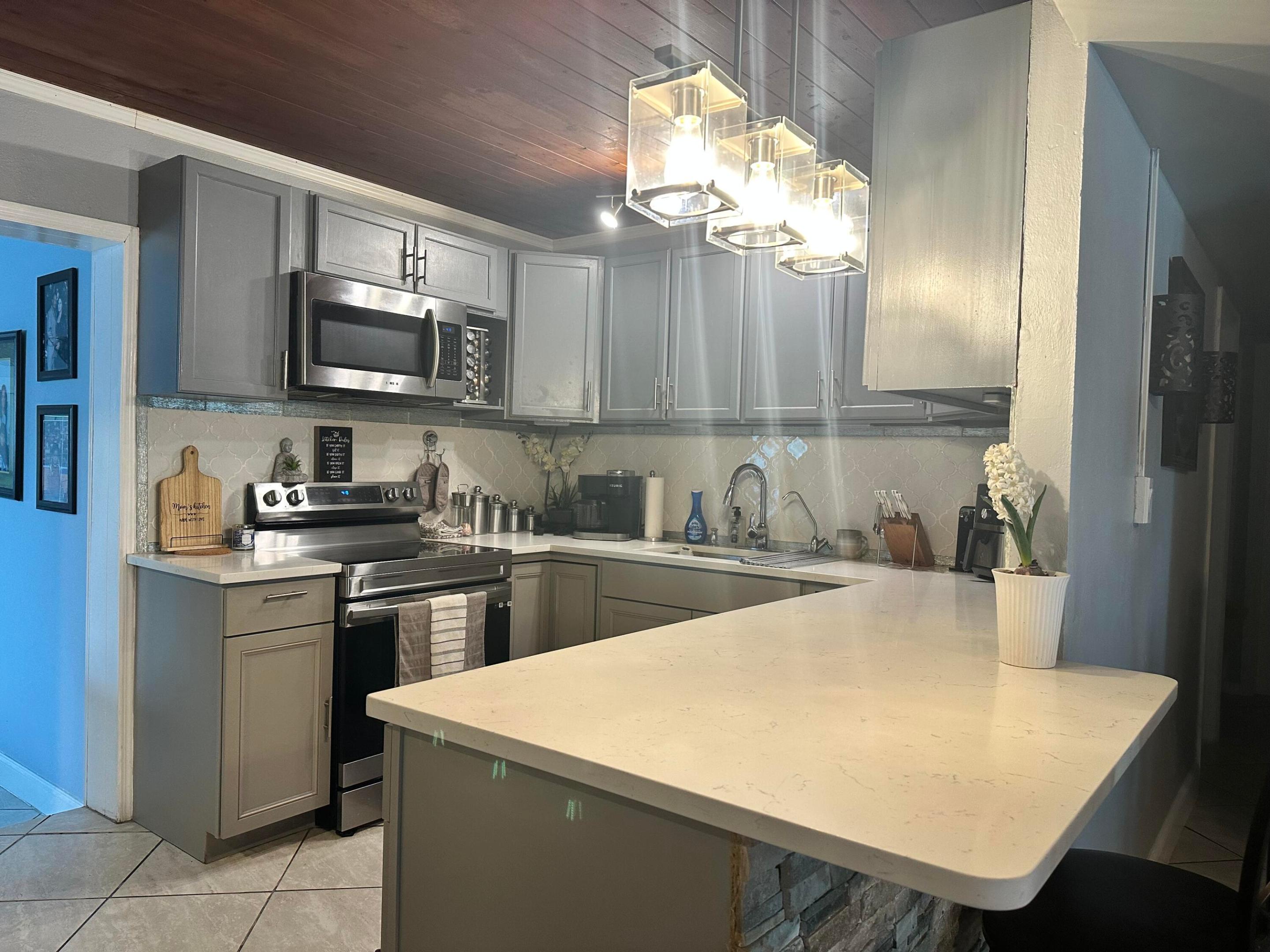 800 Ivory Haverhill, FL 33415
