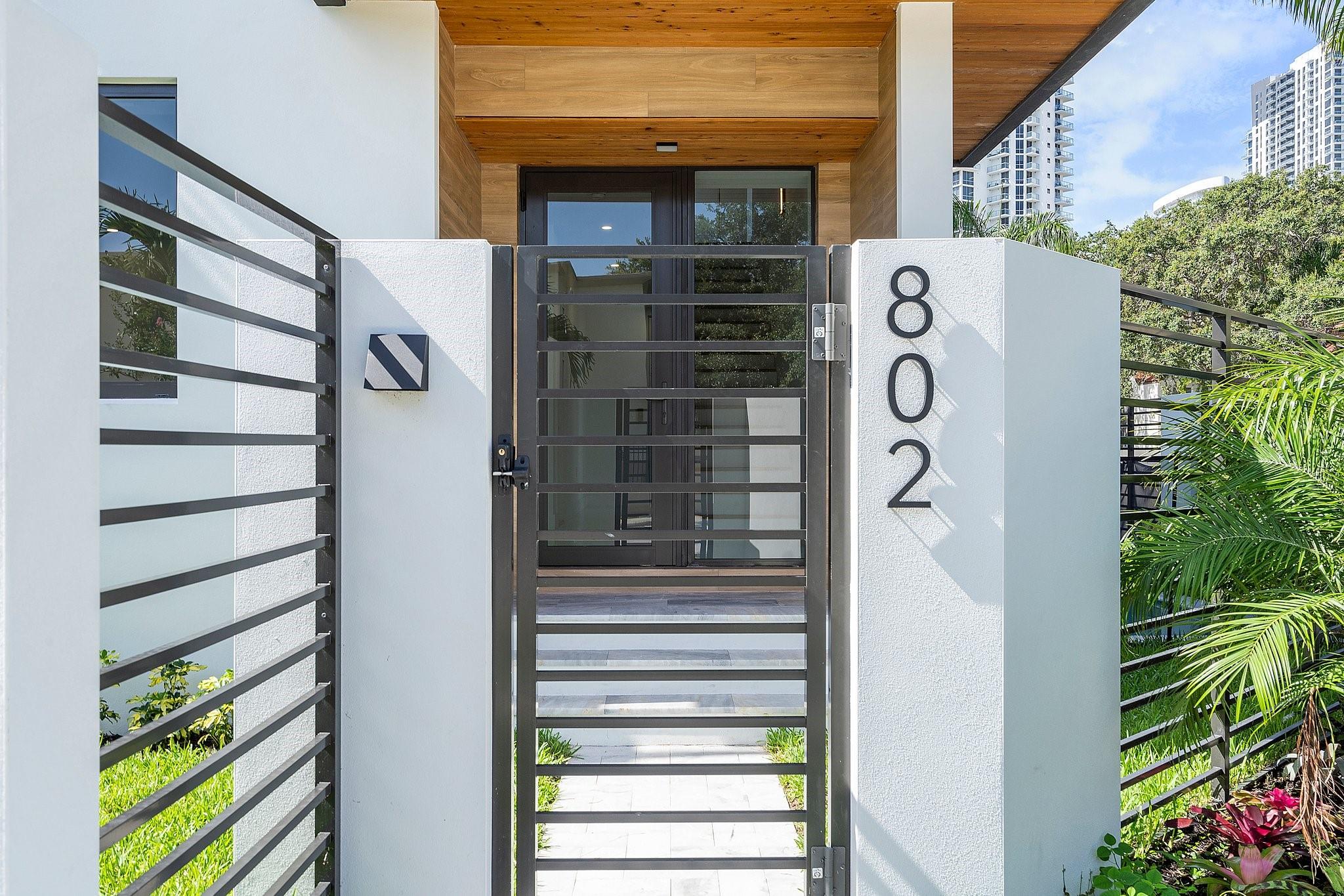 802 NE 2nd St