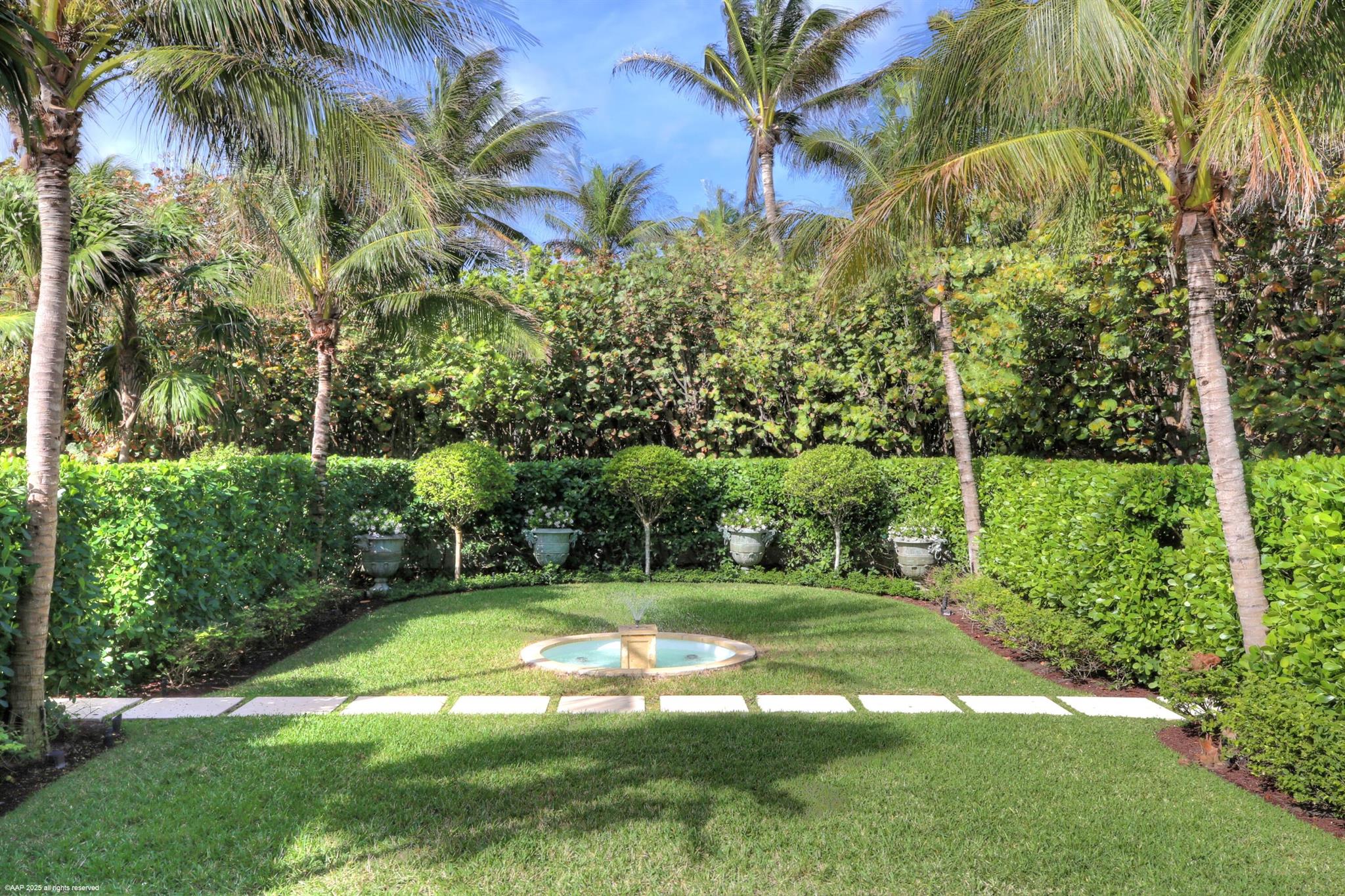 245 S Beach Rd Jupiter Island, FL 33455