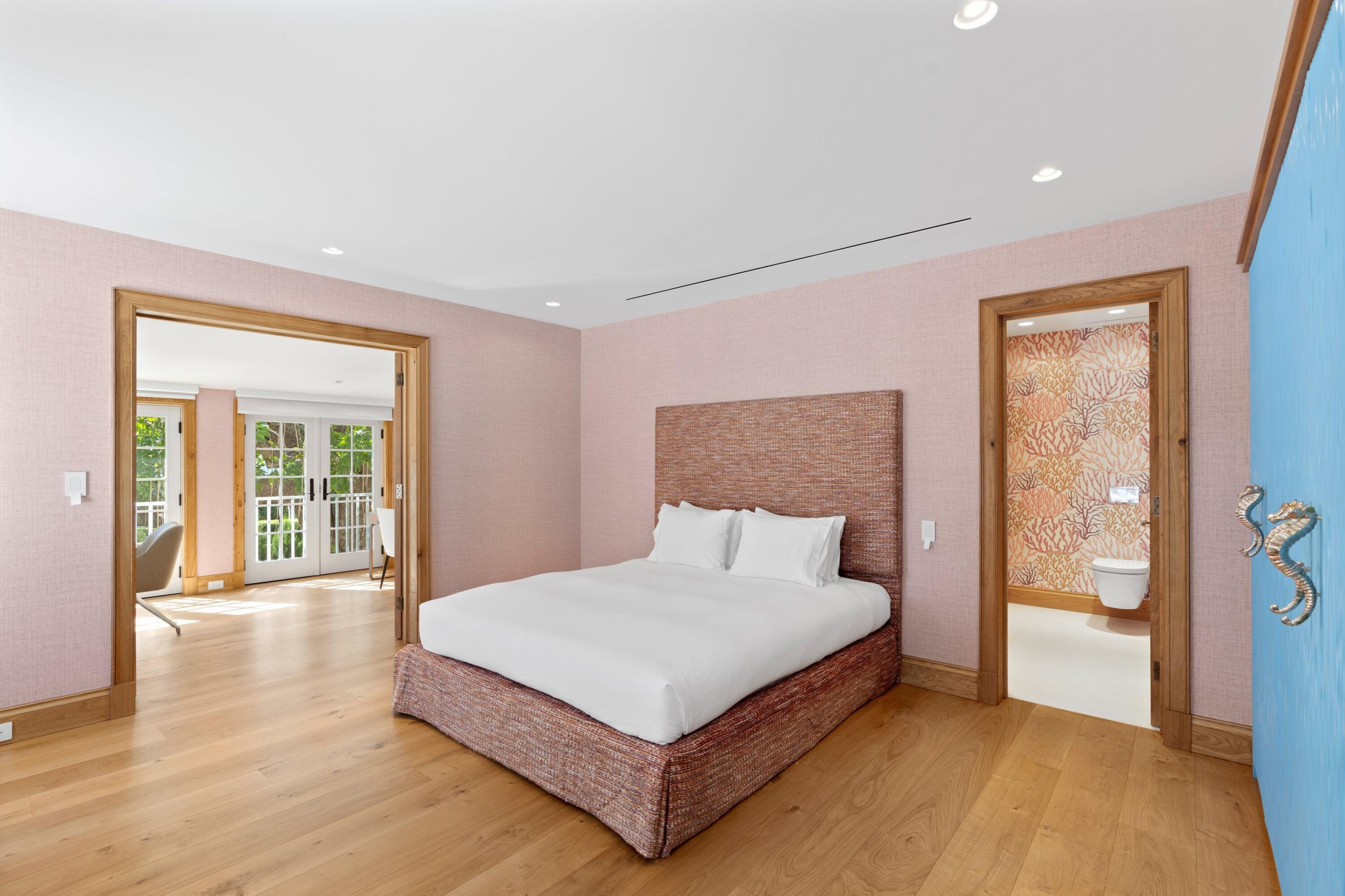 239 Emerald Palm Beach, FL 33480