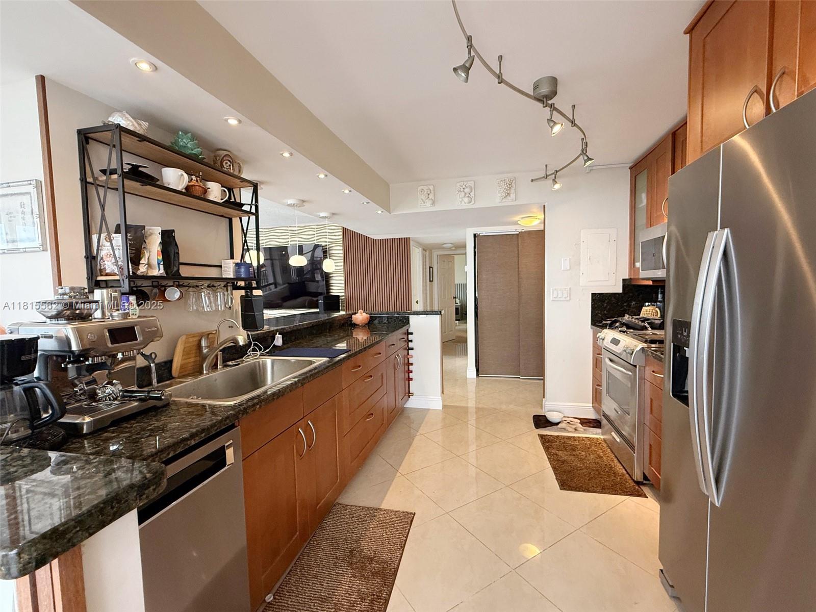 800 Parkview Dr #820,Hallandale Beach, FL 33009