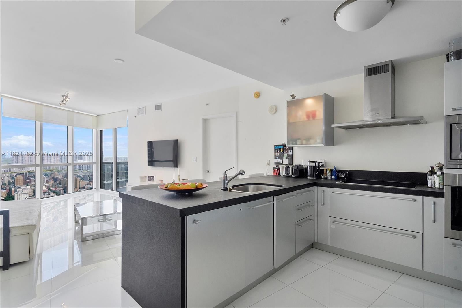 image Trump Royale Condo2