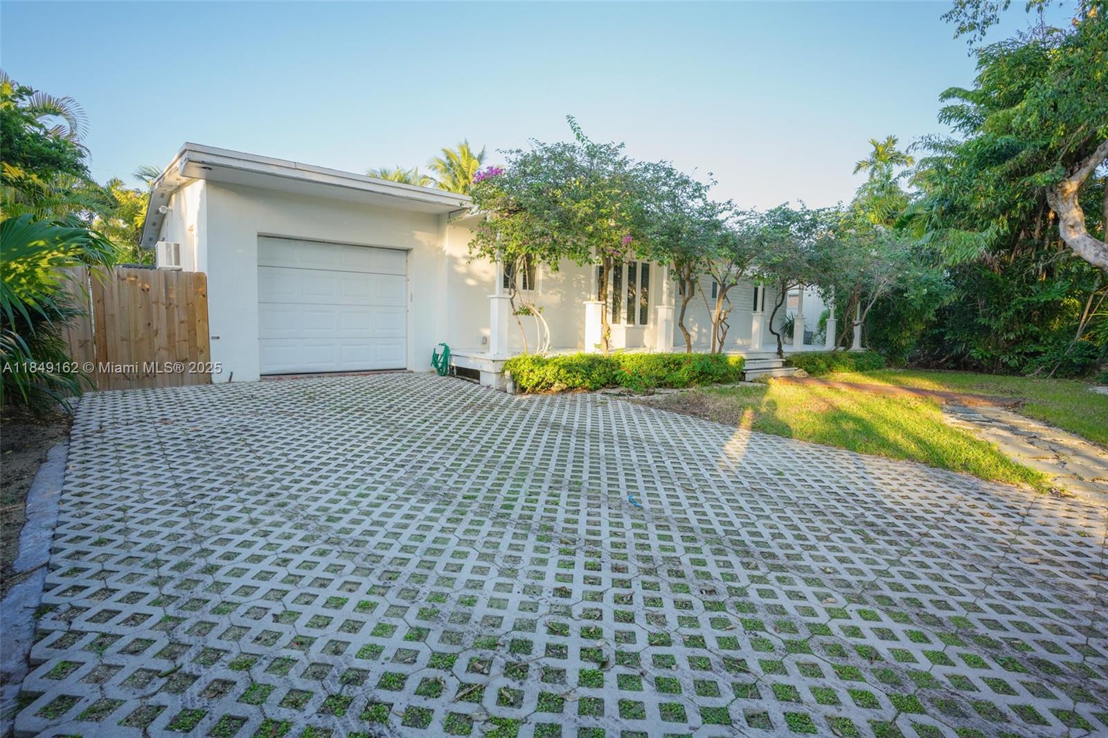 355 Redwood Ln Key Biscayne, FL 33149