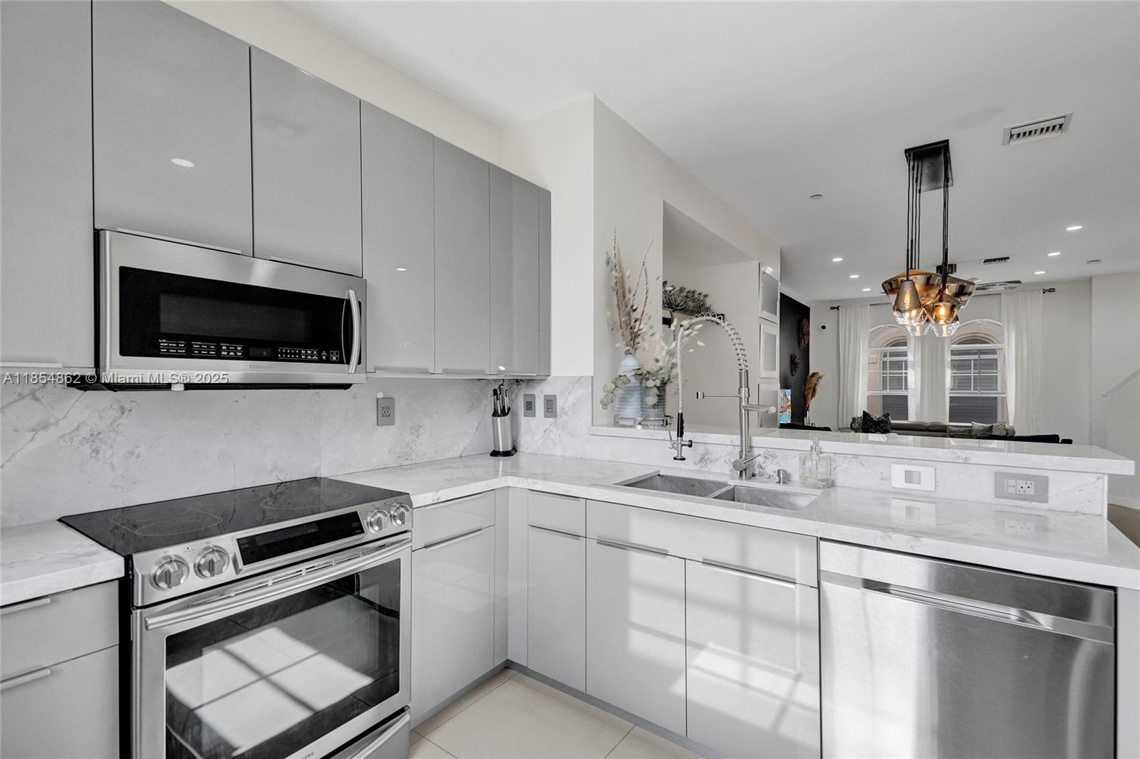 1033 NE 17th Way #1904 Fort Lauderdale, FL 33304