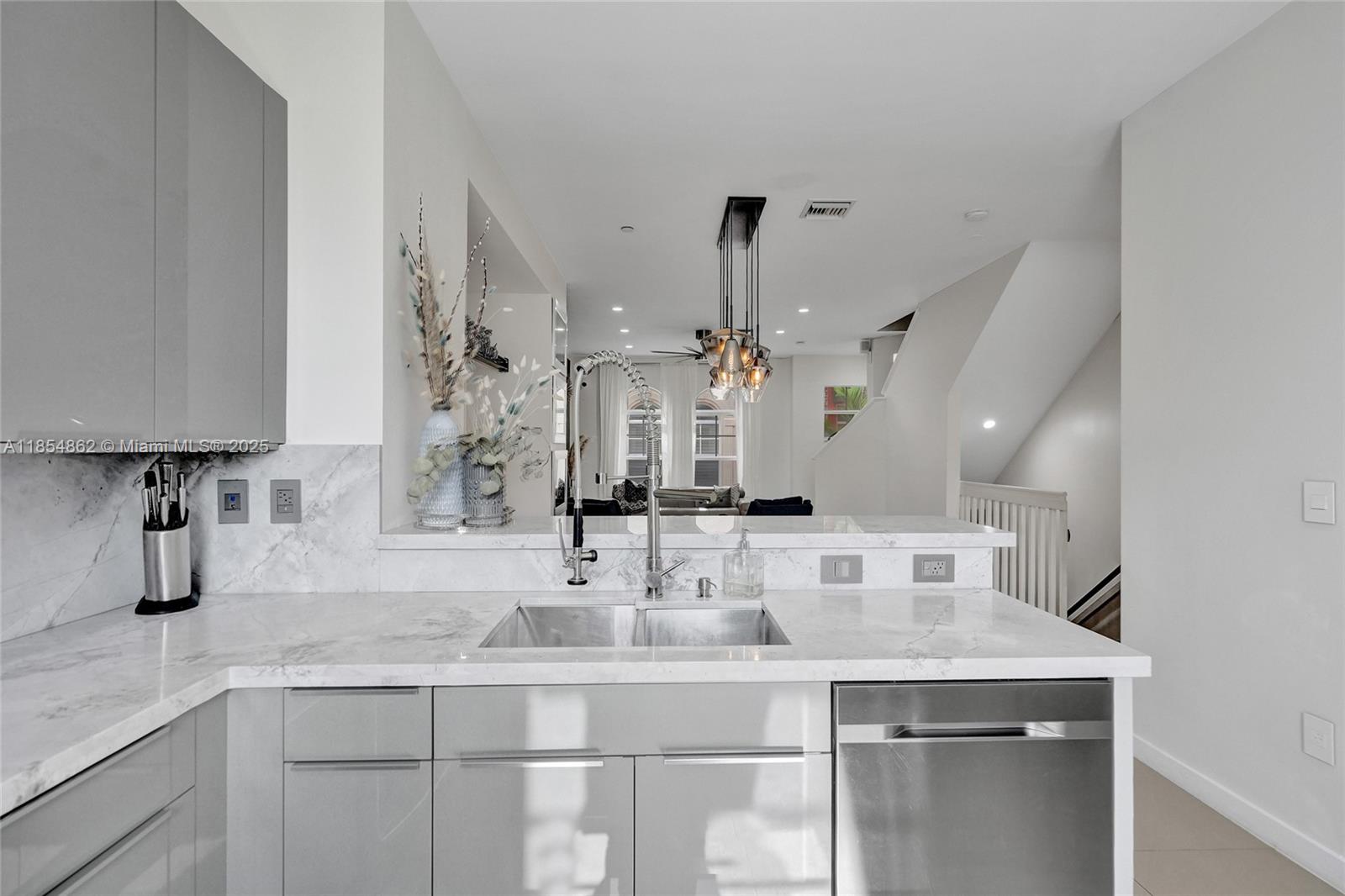 1033 NE 17th Way #1904 Fort Lauderdale, FL 33304