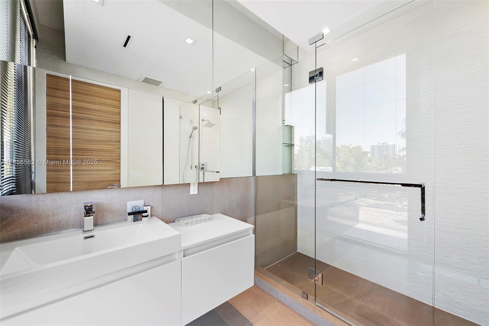 418 Sunset Dr Hallandale Beach, FL 33009