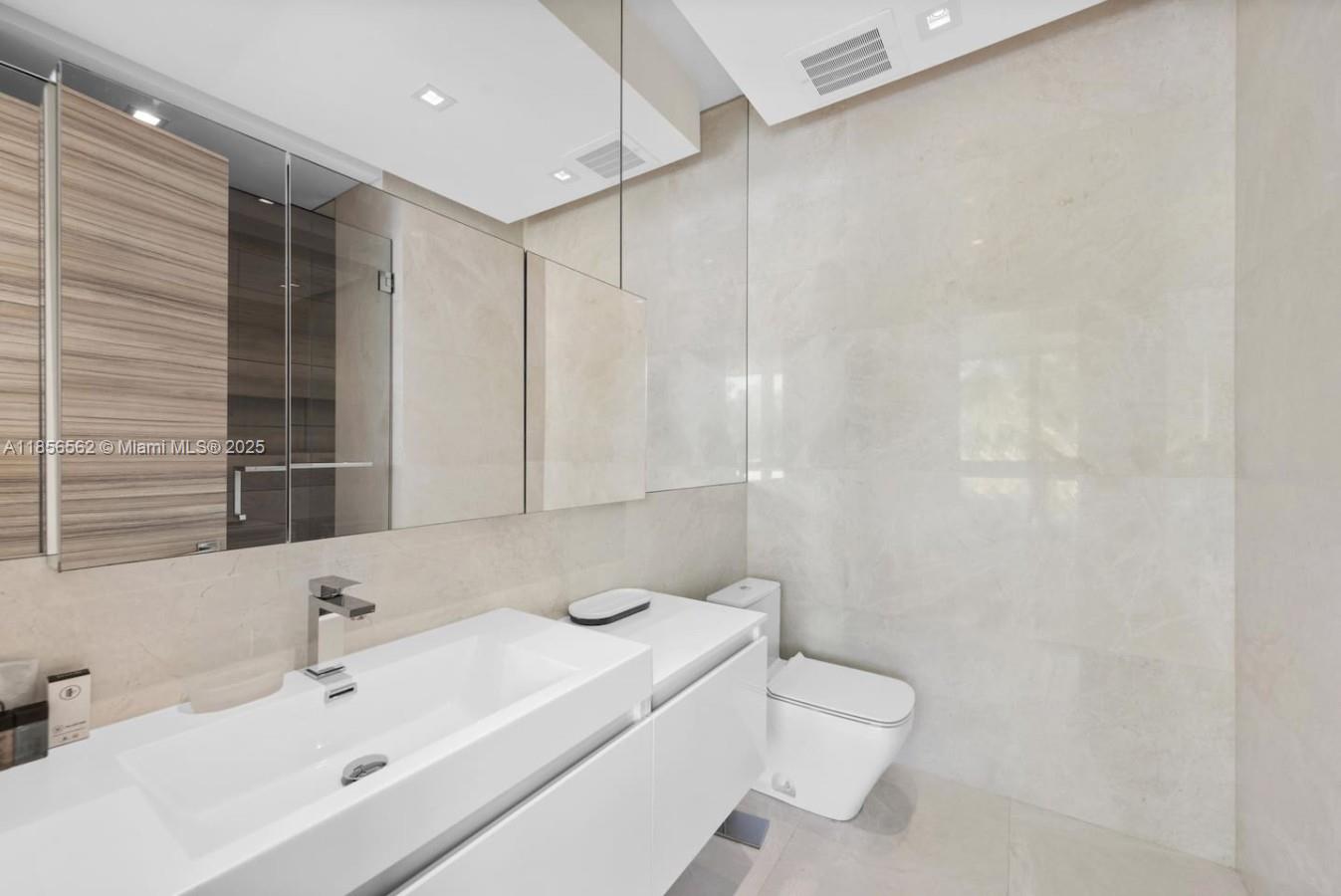 418 Sunset Dr Hallandale Beach, FL 33009