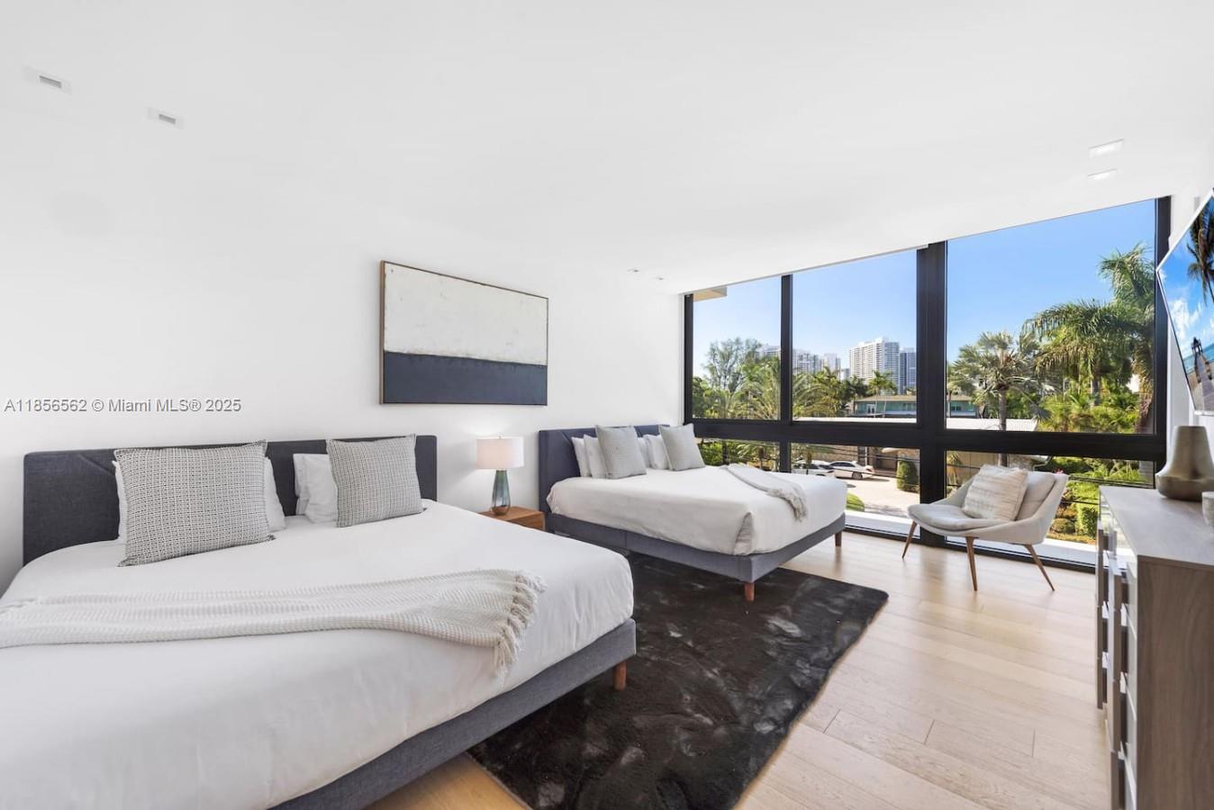 418 Sunset Dr Hallandale Beach, FL 33009