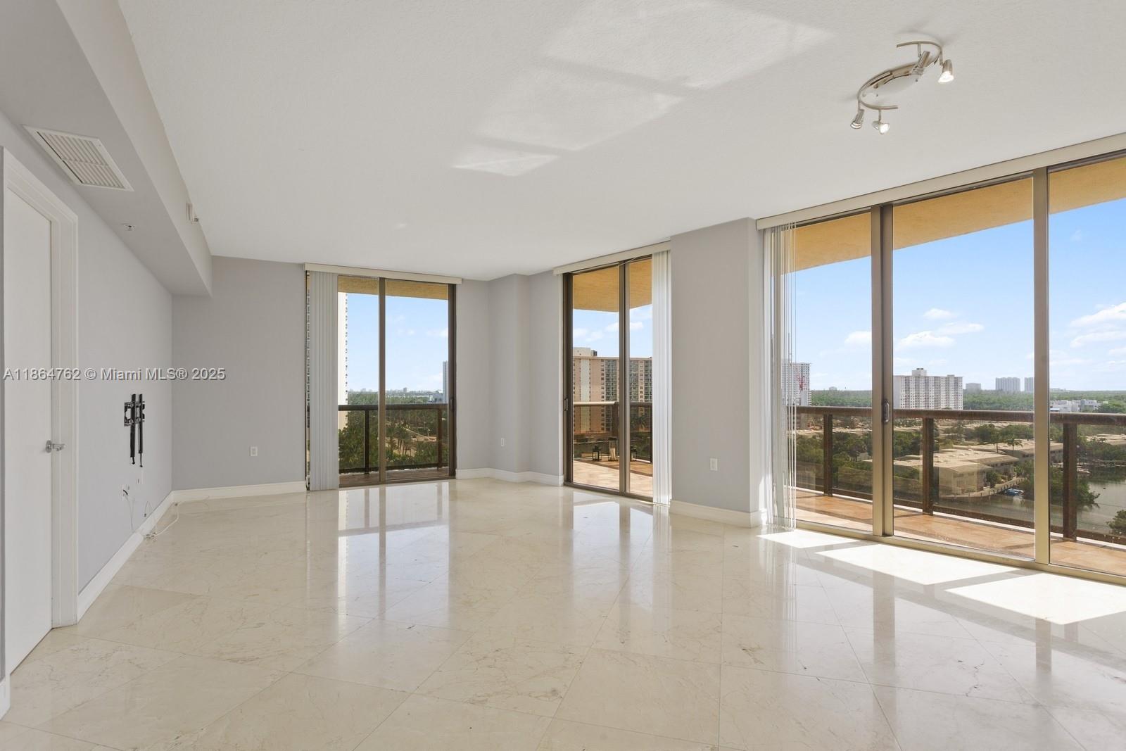 16275 Collins Ave #904
