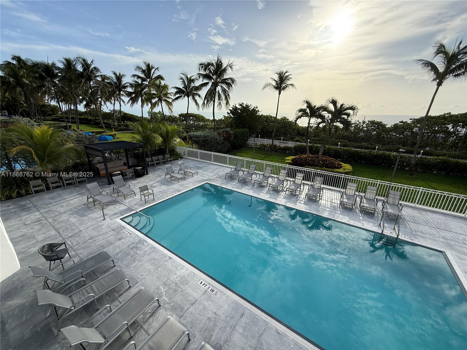 4301 Collins Ave #208