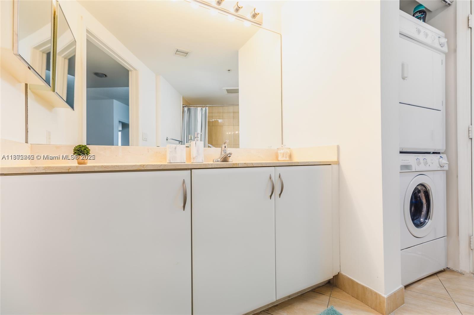 image Opera Tower Condo16