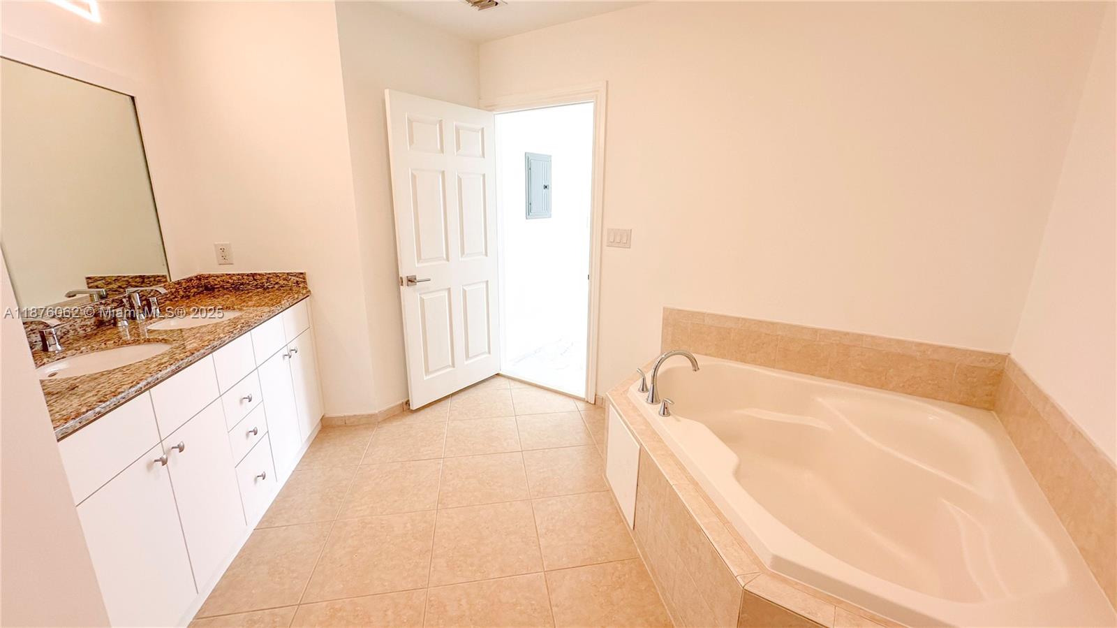 image Alaqua Condo12
