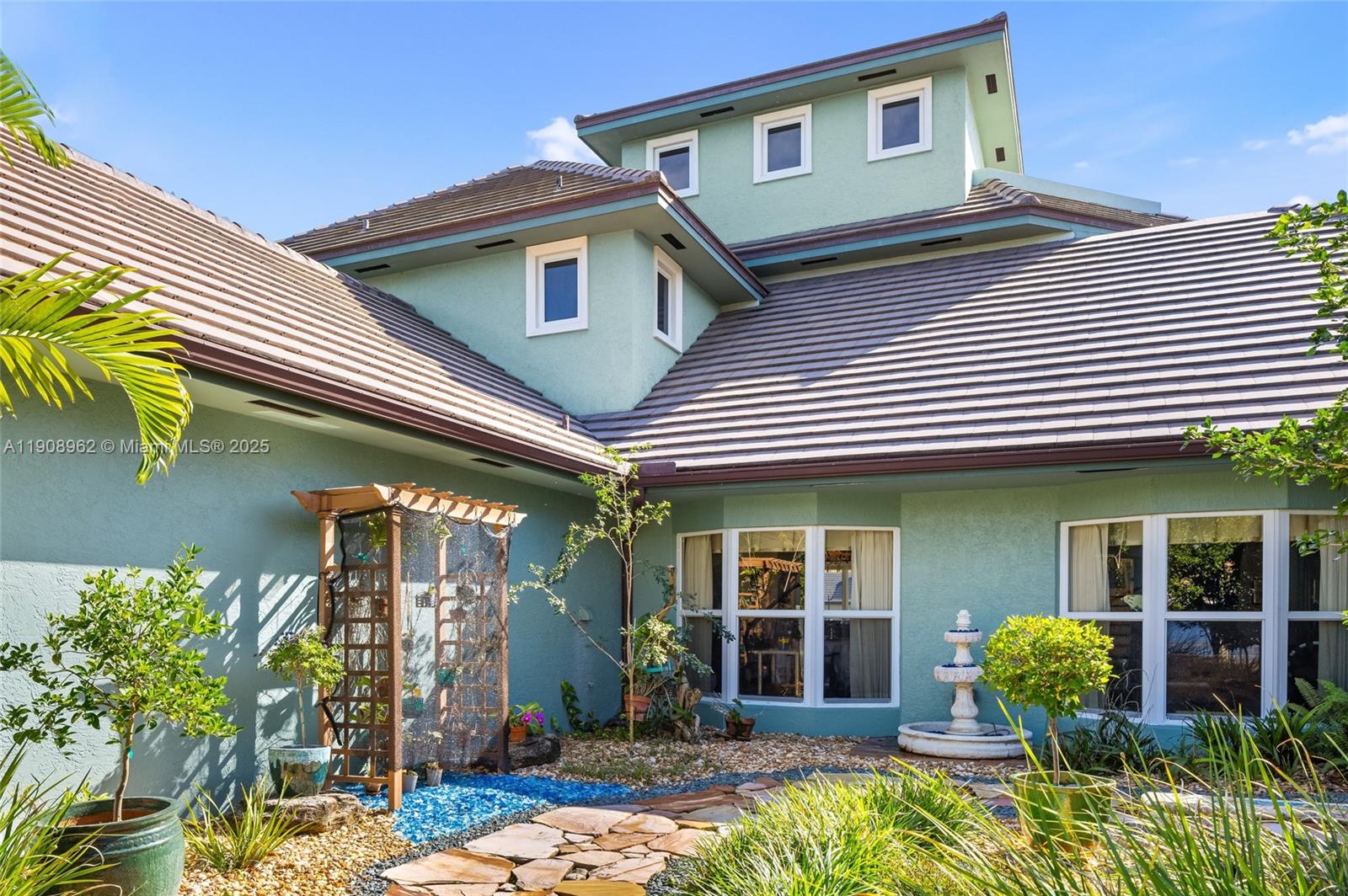 70 Bay Colony Ln Fort Lauderdale, FL 33308