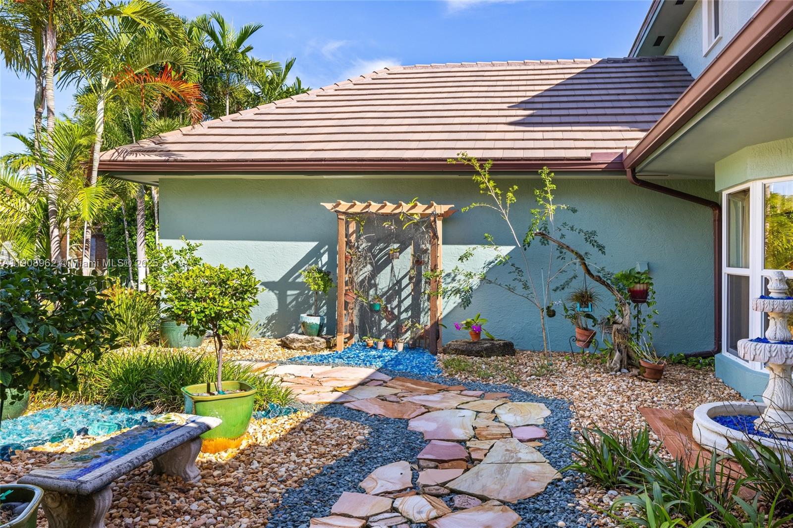 70 Bay Colony Ln Fort Lauderdale, FL 33308