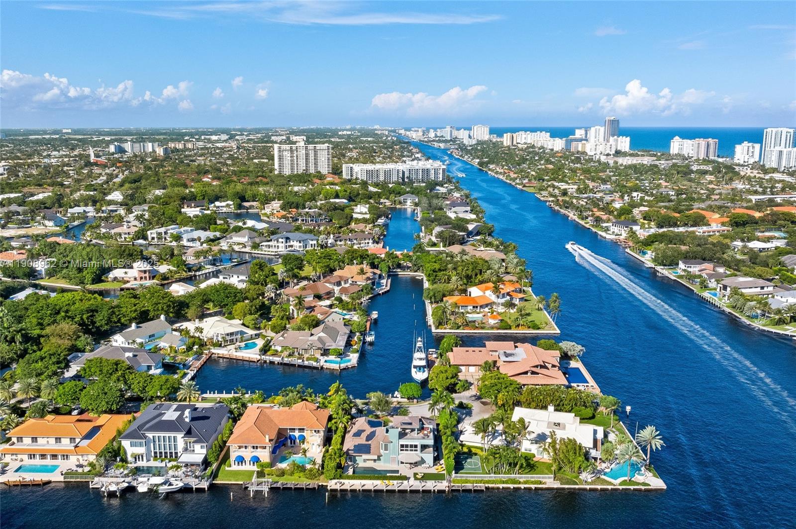 70 Bay Colony Ln Fort Lauderdale, FL 33308