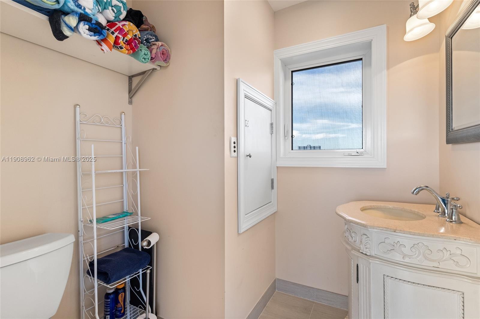 70 Bay Colony Ln Fort Lauderdale, FL 33308