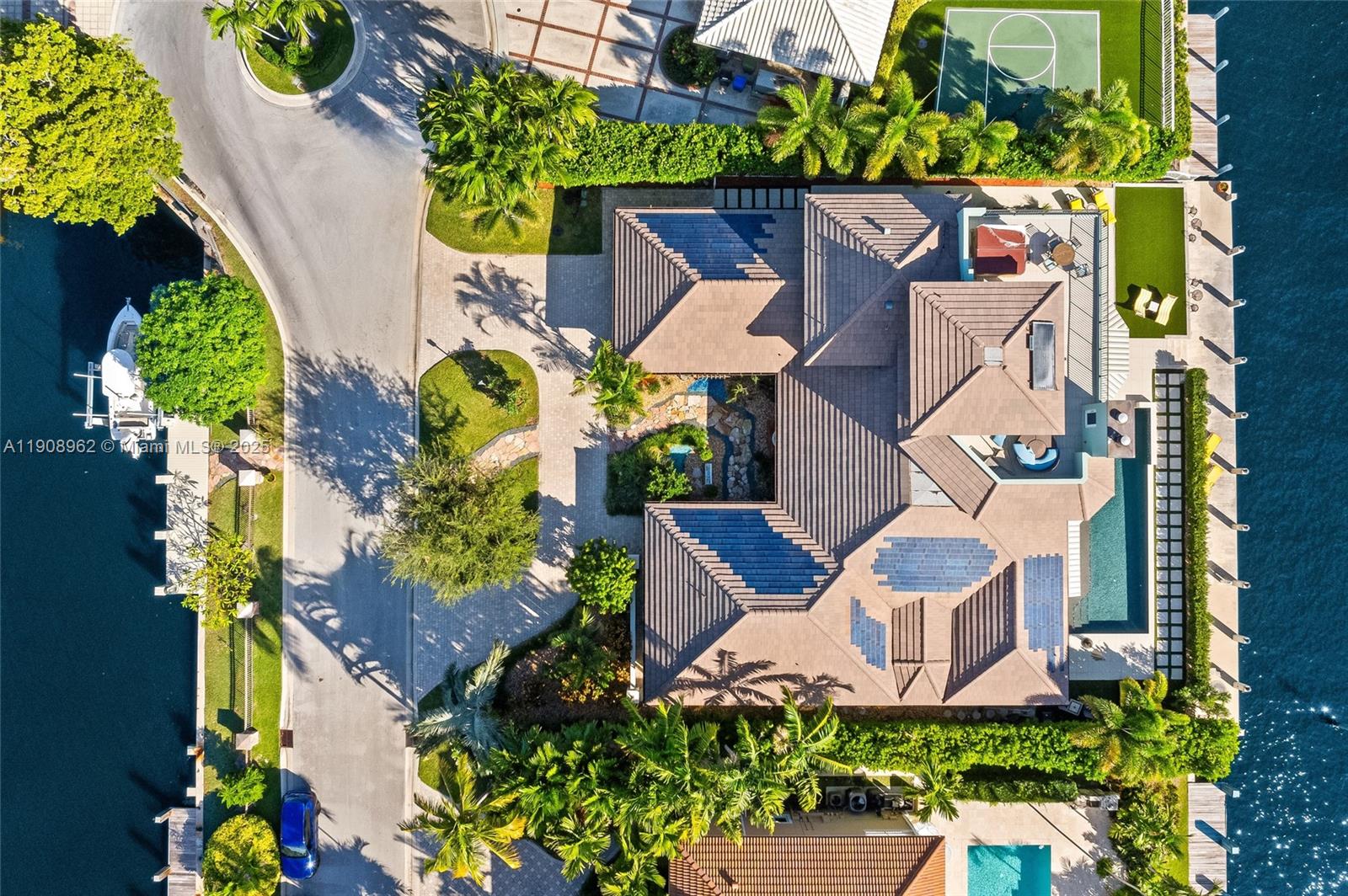 70 Bay Colony Ln Fort Lauderdale, FL 33308