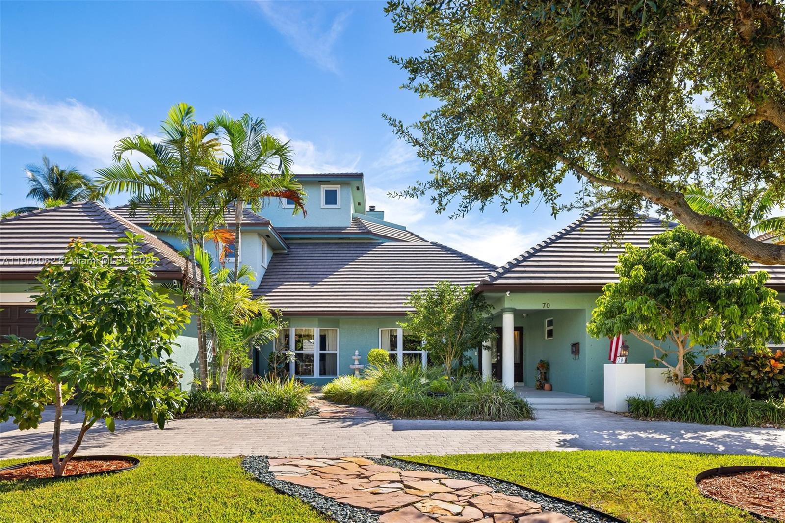 70 Bay Colony Ln Fort Lauderdale, FL 33308