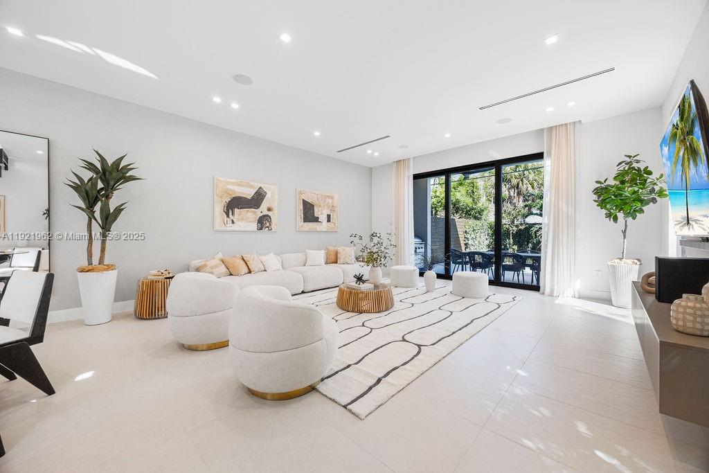 1222 NE 13th Ave Fort Lauderdale, FL 33304