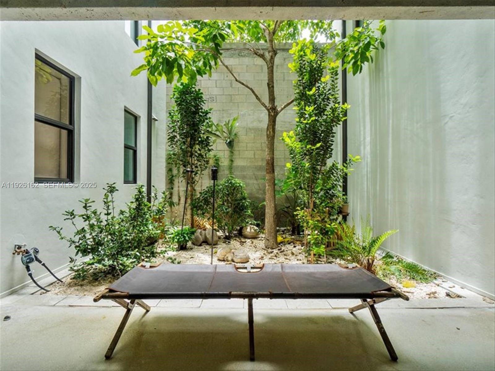 1053 NW 29th St Miami, FL 33127