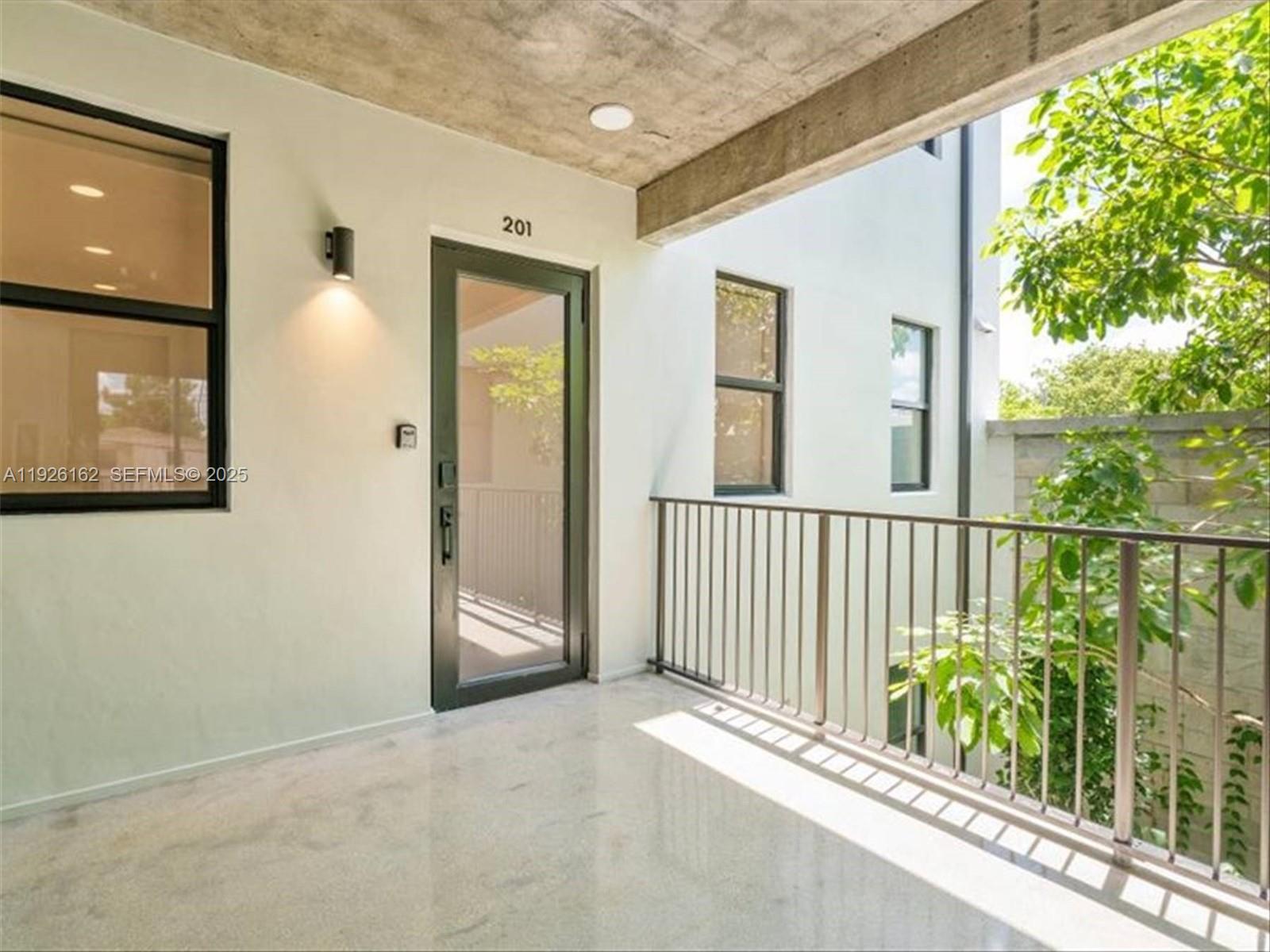 1053 NW 29th St Miami, FL 33127