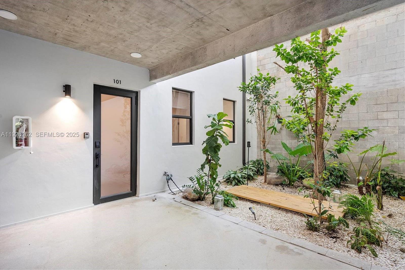 1053 NW 29th St Miami, FL 33127