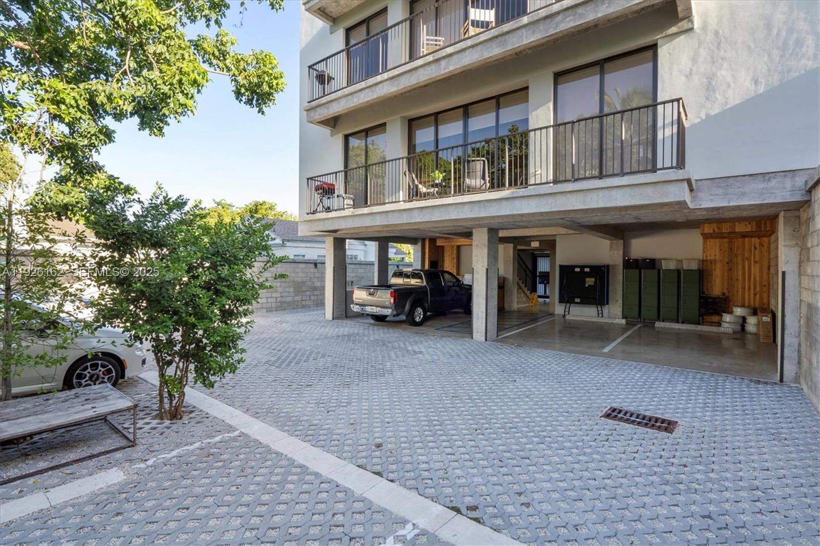 1053 NW 29th St Miami, FL 33127