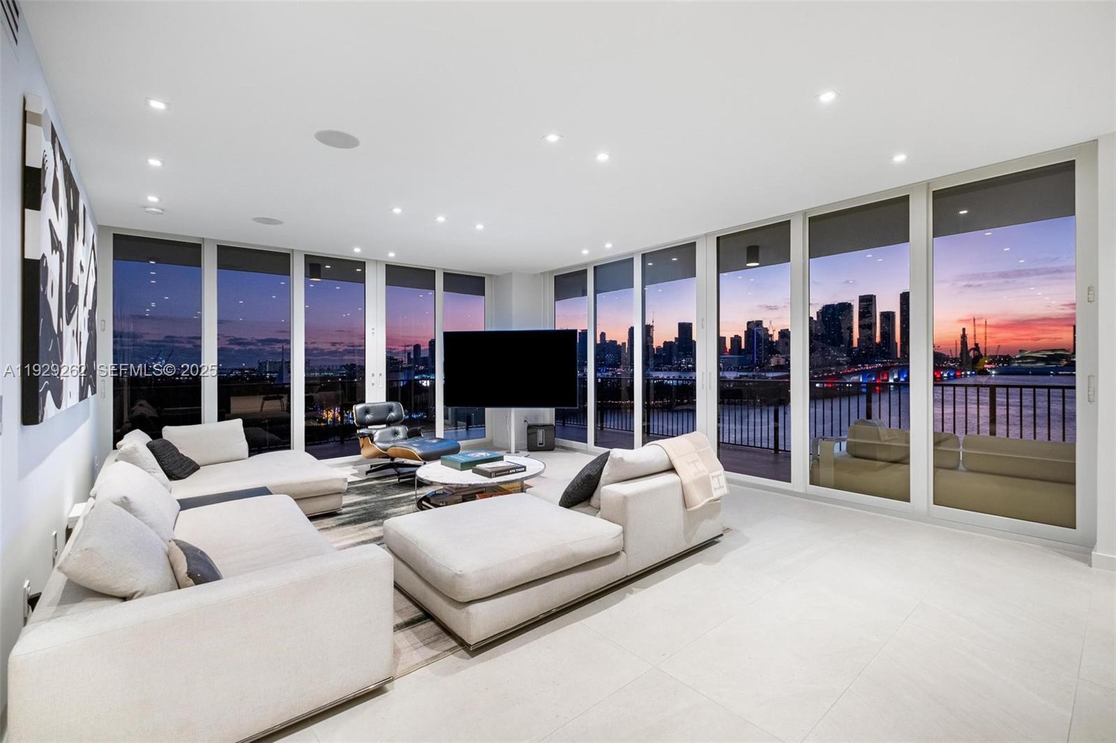 1000 Venetian Way #1004