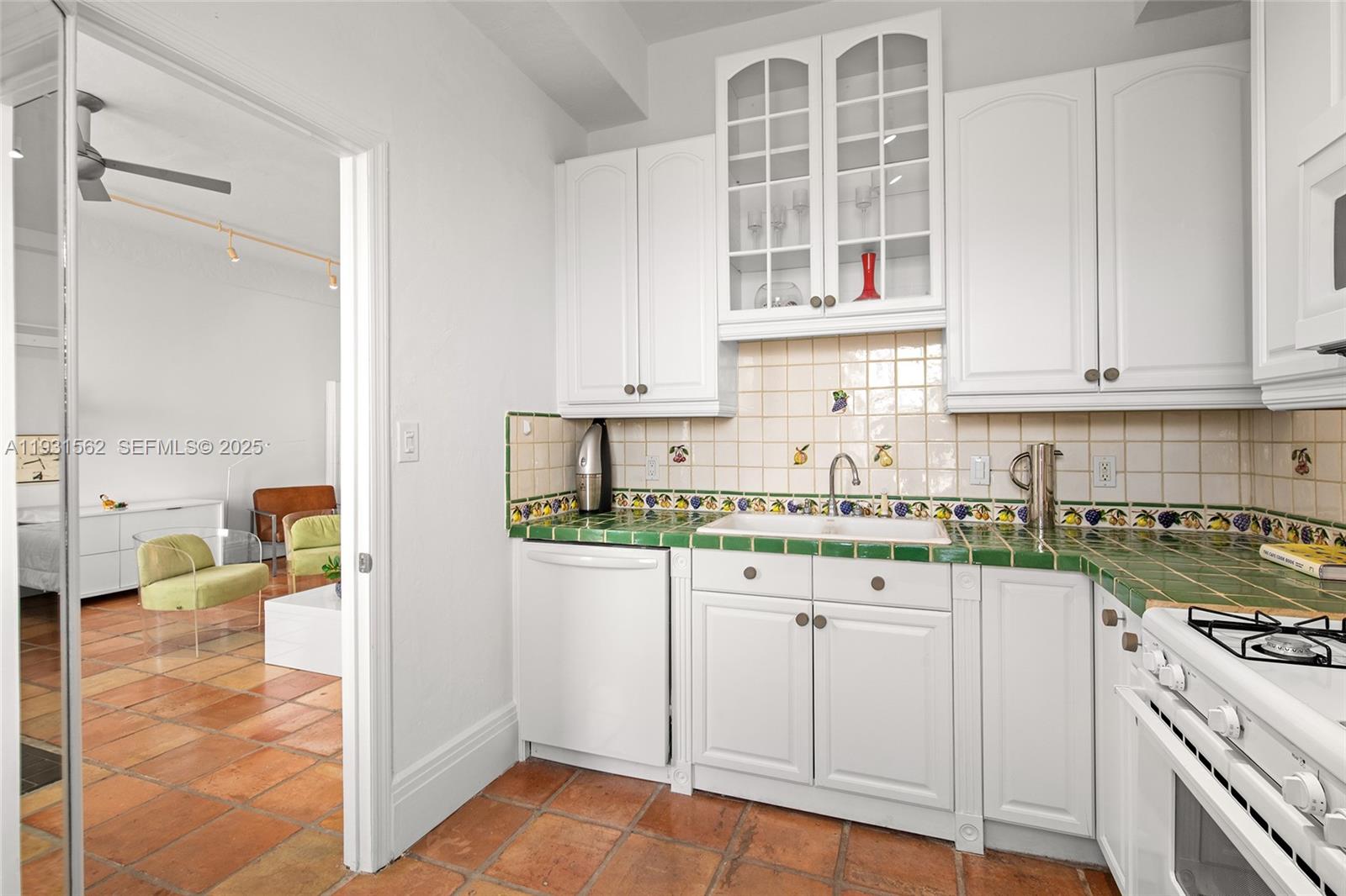 2421 Lake Pancoast Dr #5C Miami Beach, FL 33140