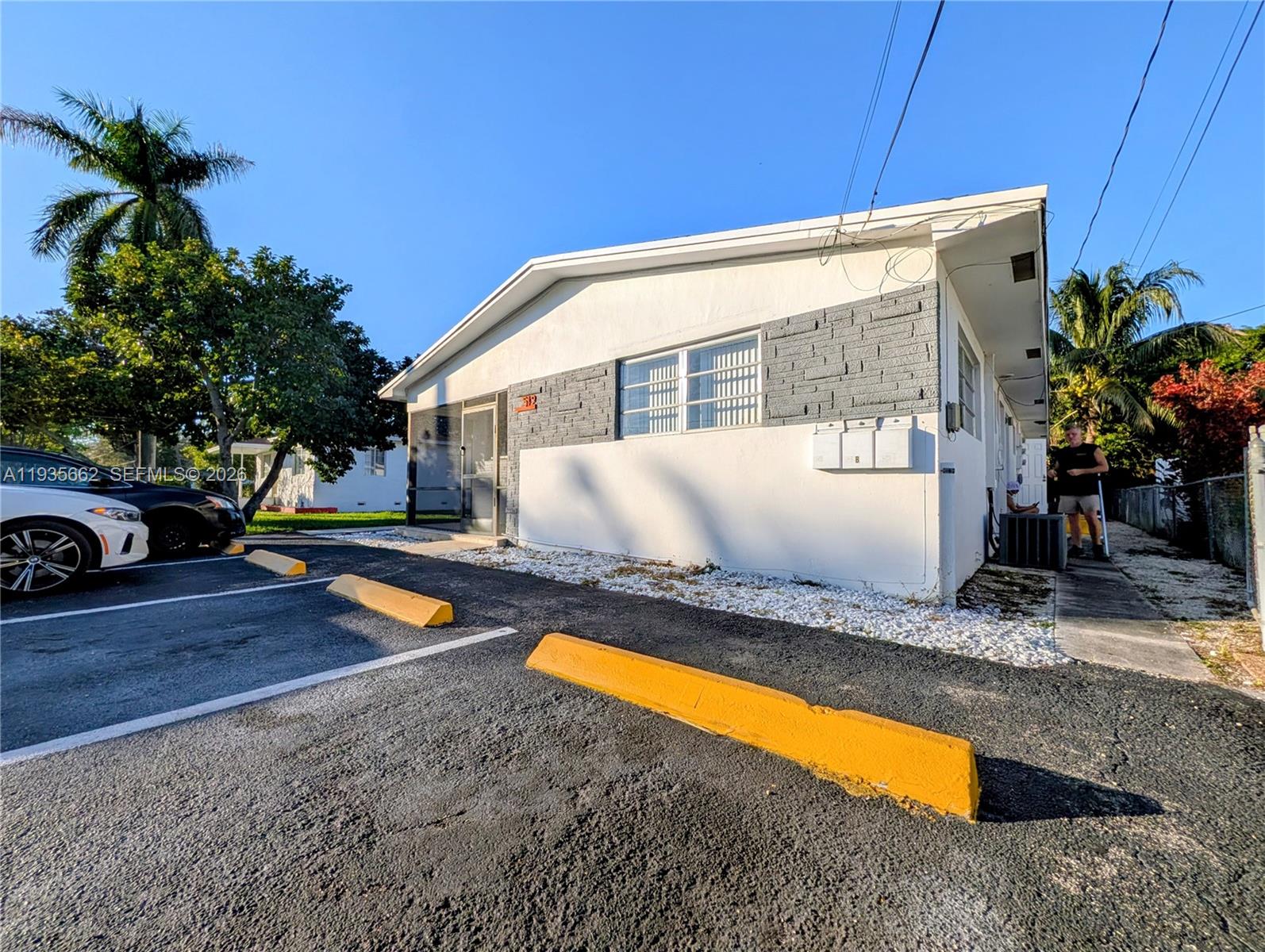 512 SW 7th St #1-4 Hallandale Beach, FL 33009