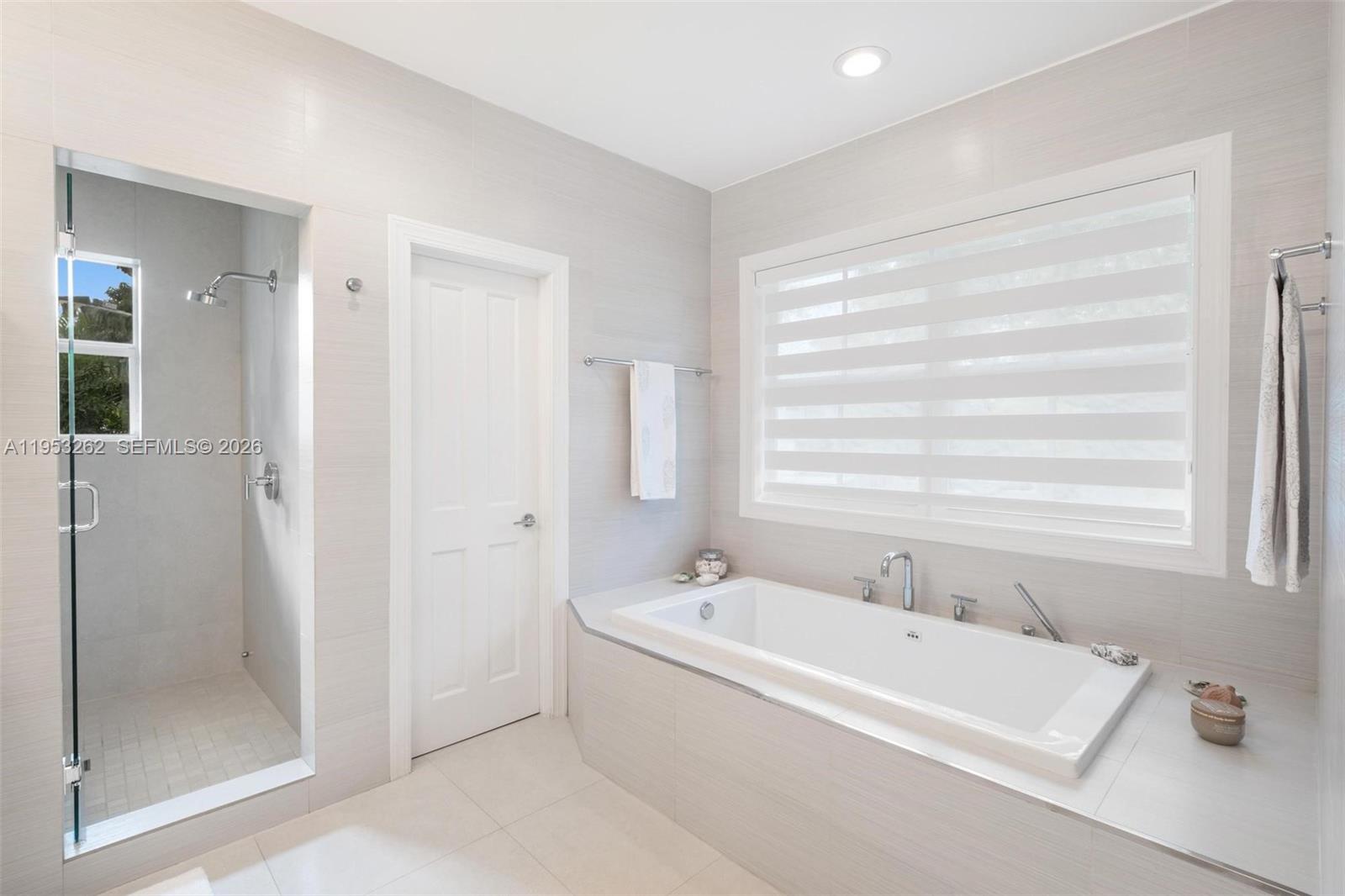 164 W Mashta Dr Key Biscayne, FL 33149