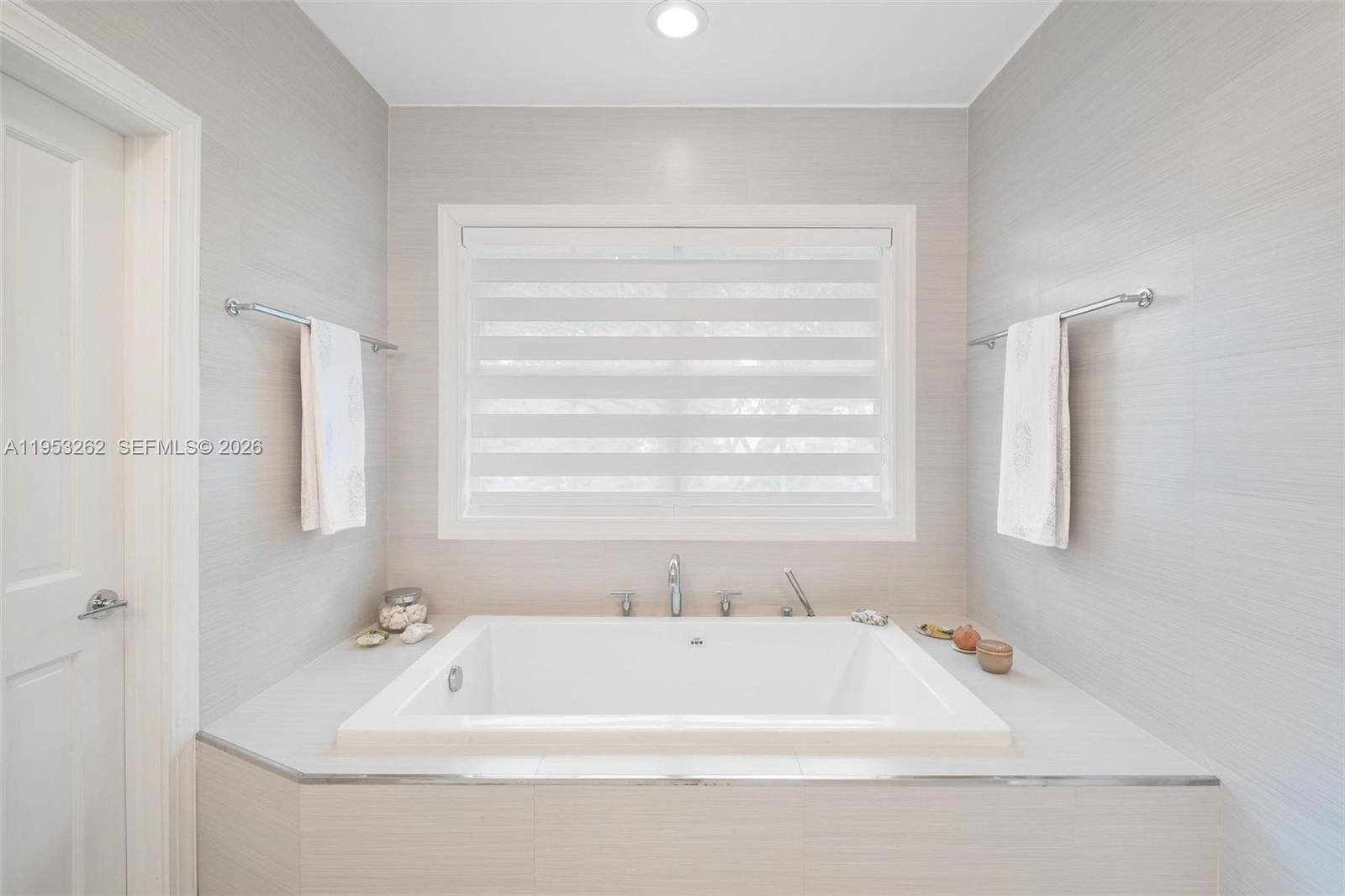 164 W Mashta Dr Key Biscayne, FL 33149