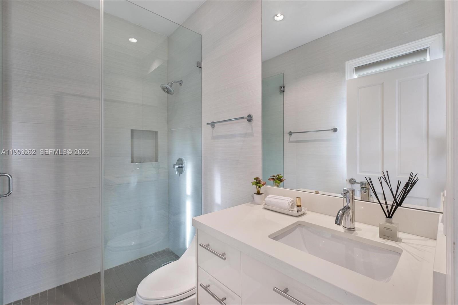 164 W Mashta Dr Key Biscayne, FL 33149