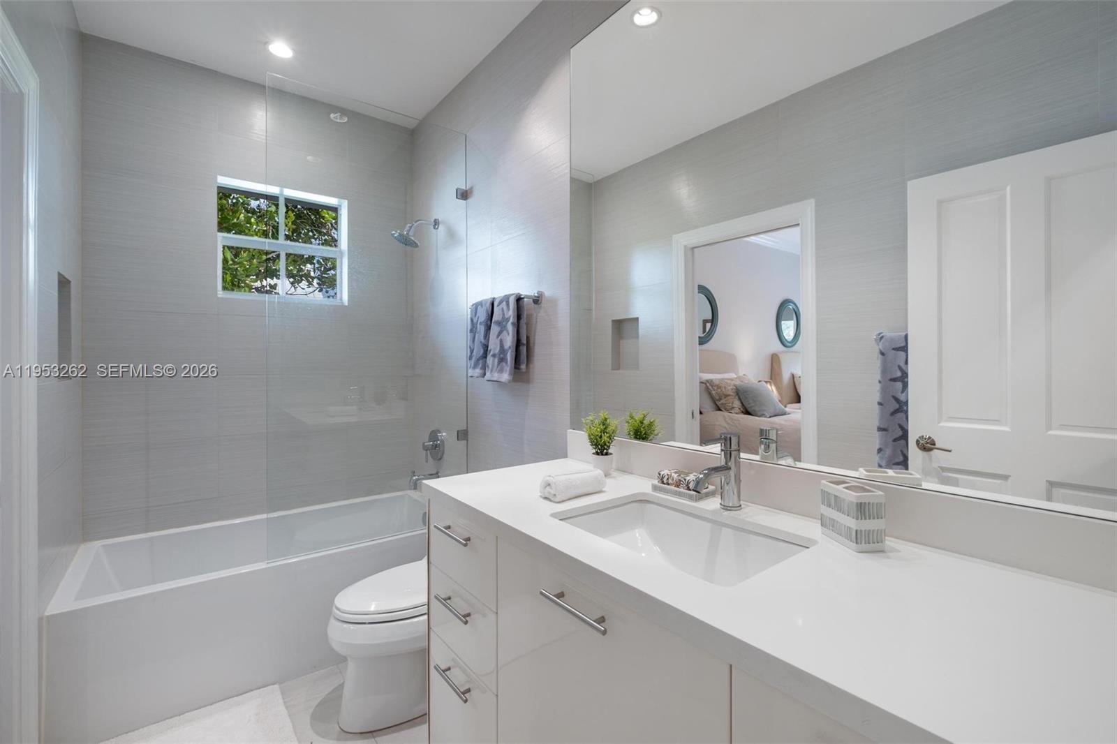 164 W Mashta Dr Key Biscayne, FL 33149