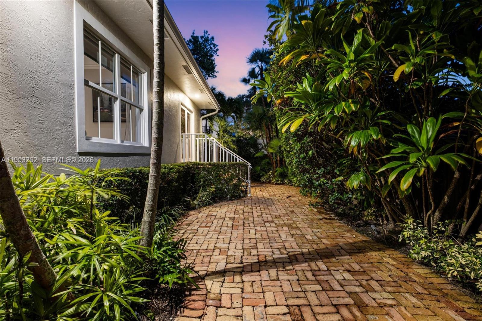 164 W Mashta Dr Key Biscayne, FL 33149