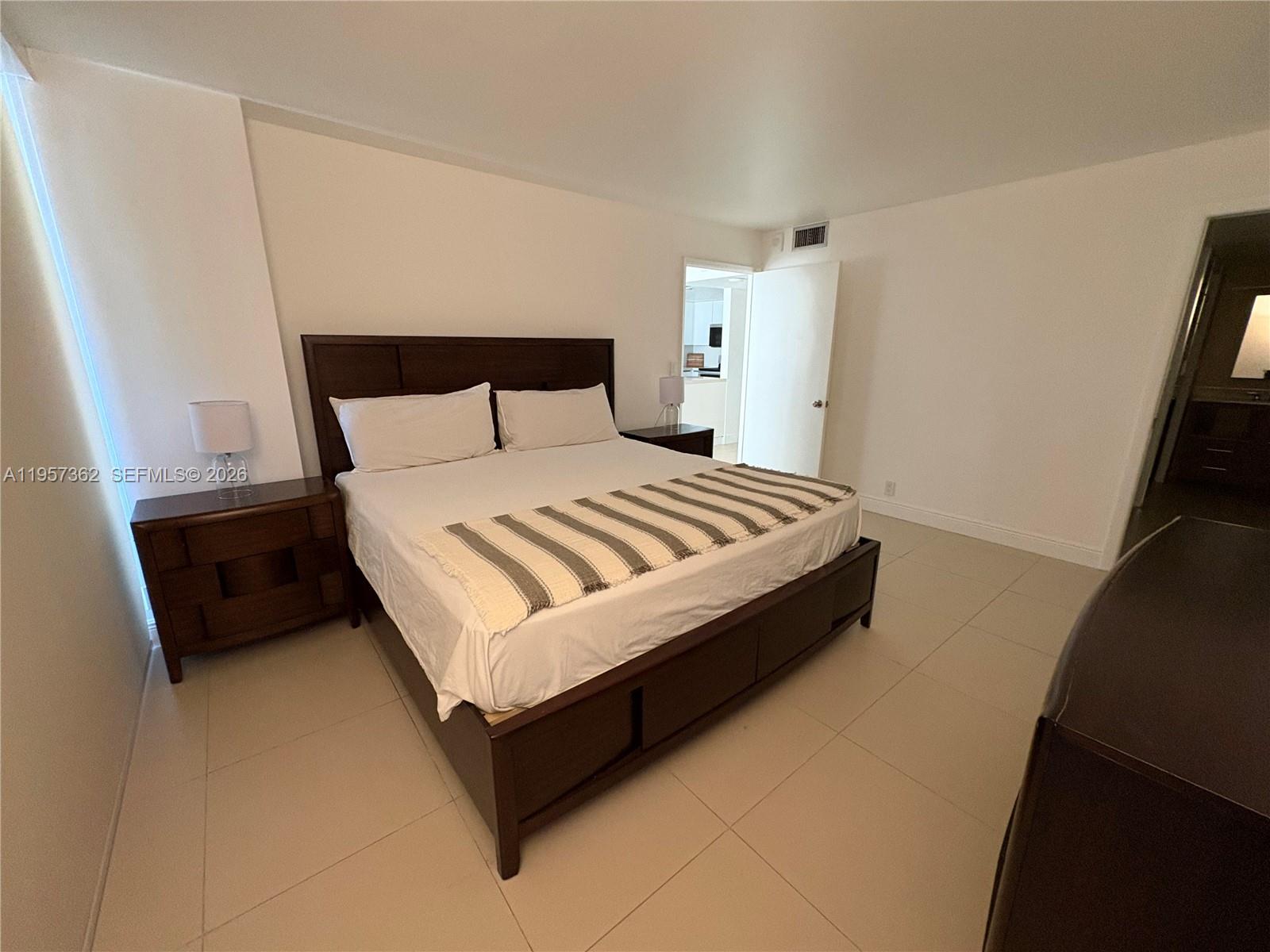 image Brickell Place I14