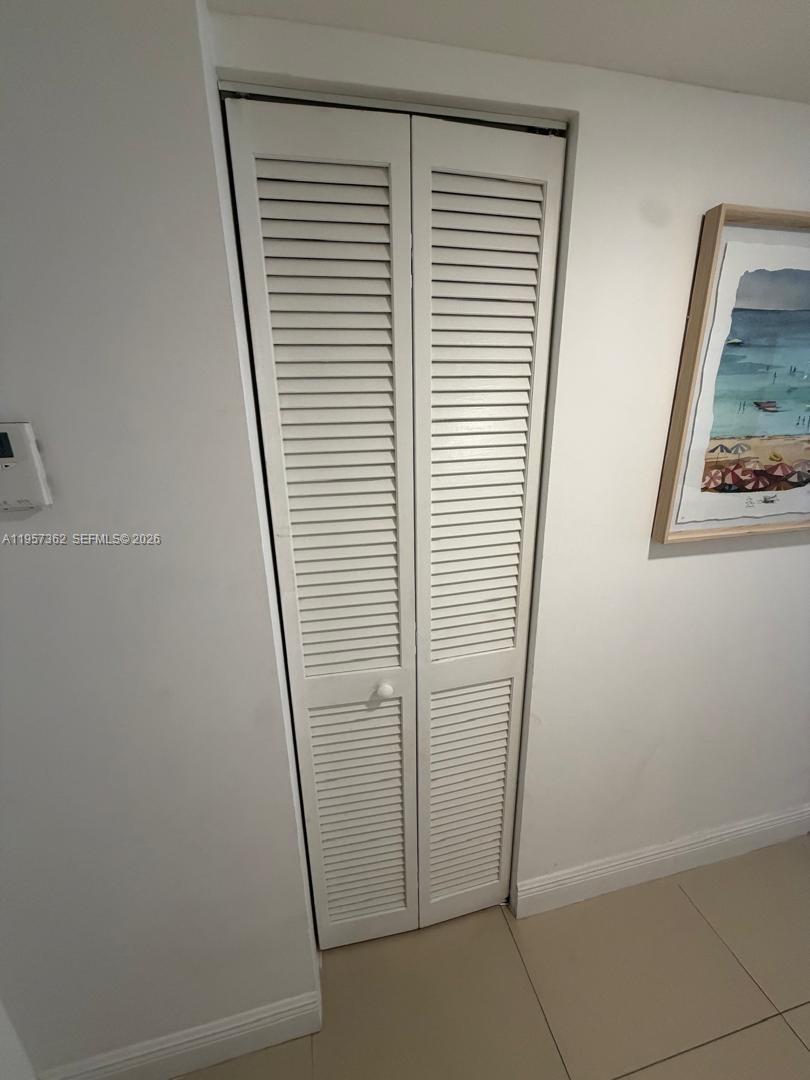 image Brickell Place I8