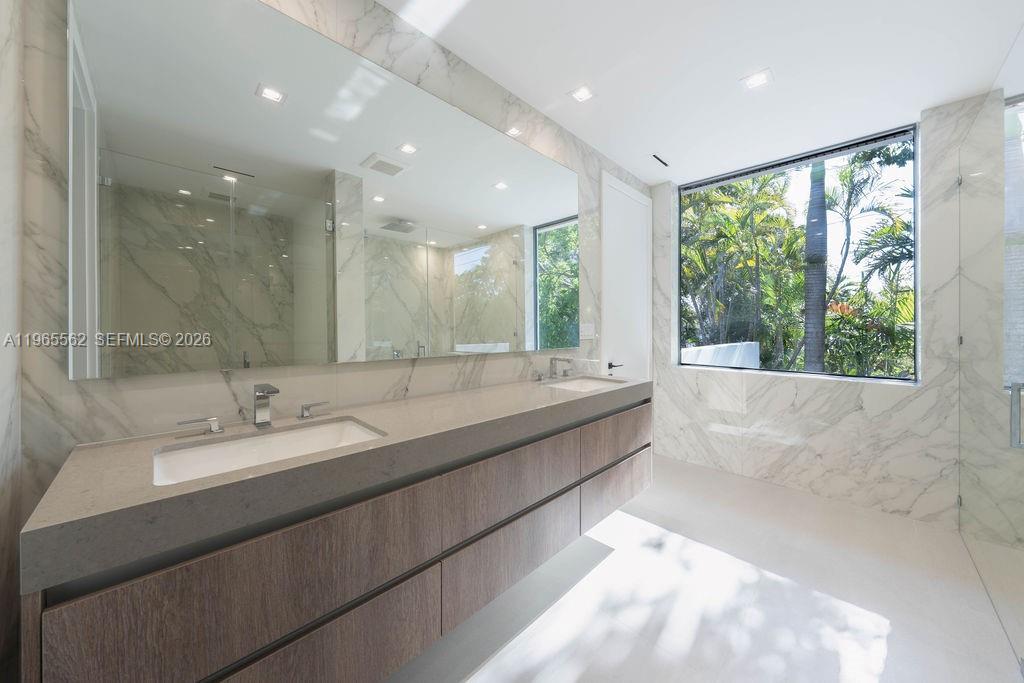 215 S Shore Dr Miami, FL 33133