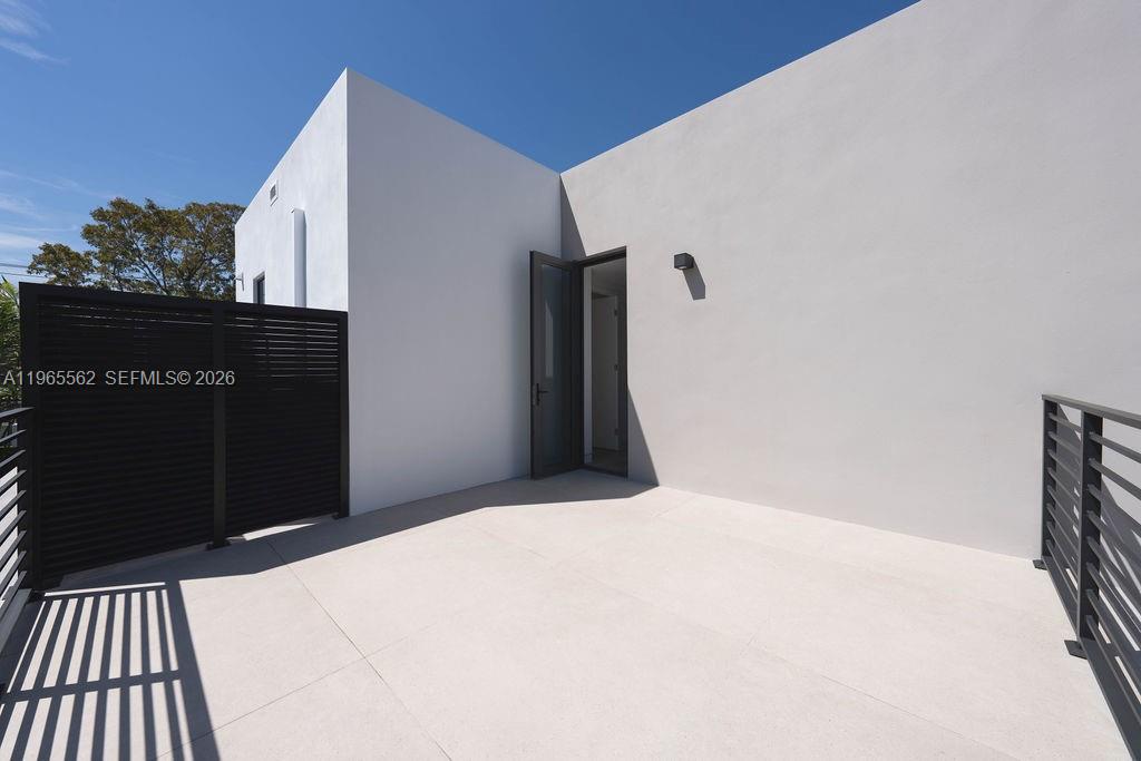 215 S Shore Dr Miami, FL 33133