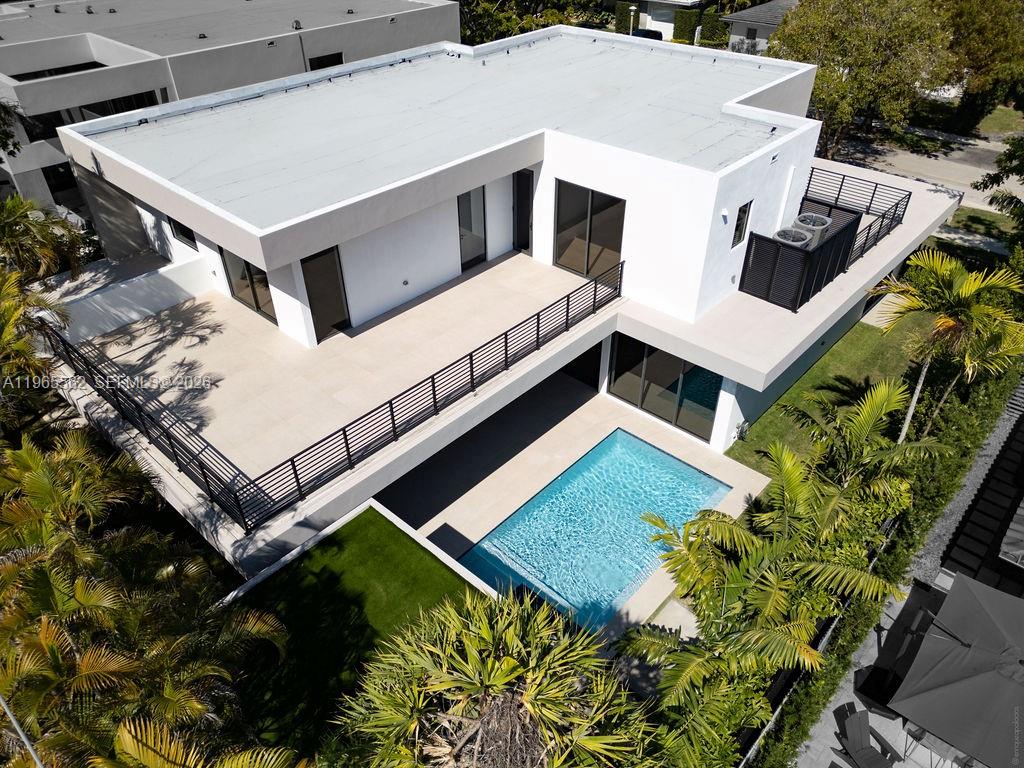 215 S Shore Dr Miami, FL 33133