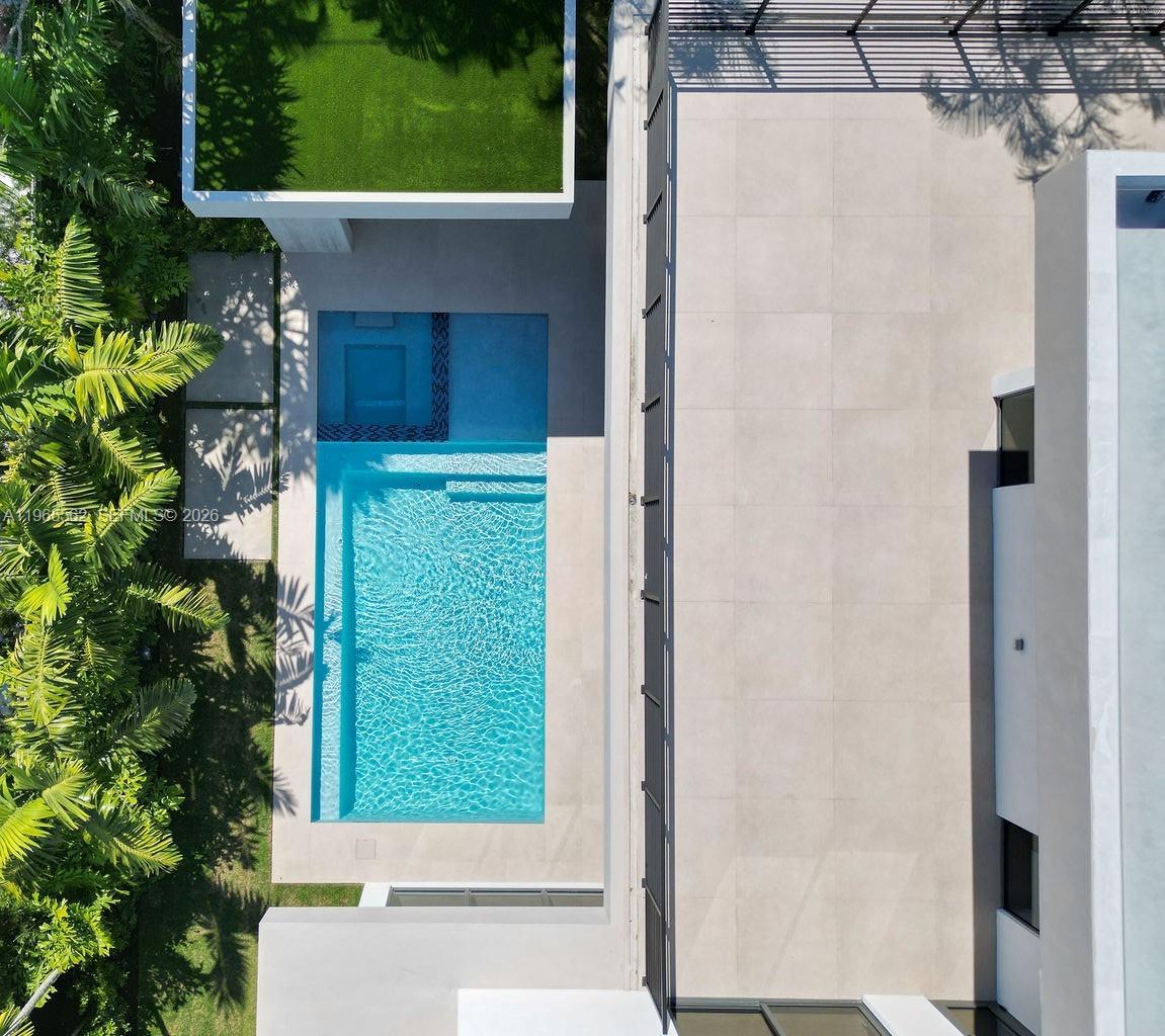 215 S Shore Dr Miami, FL 33133