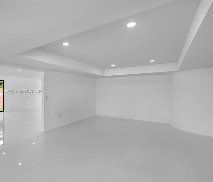 406 Holiday Dr Hallandale Beach, FL 33009