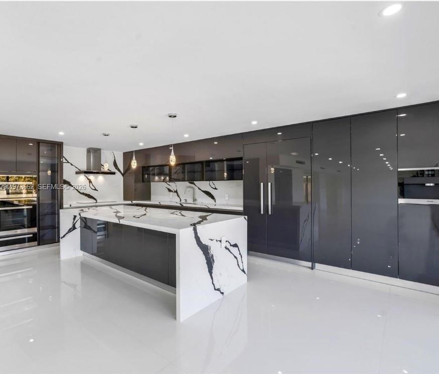 406 Holiday Dr Hallandale Beach, FL 33009