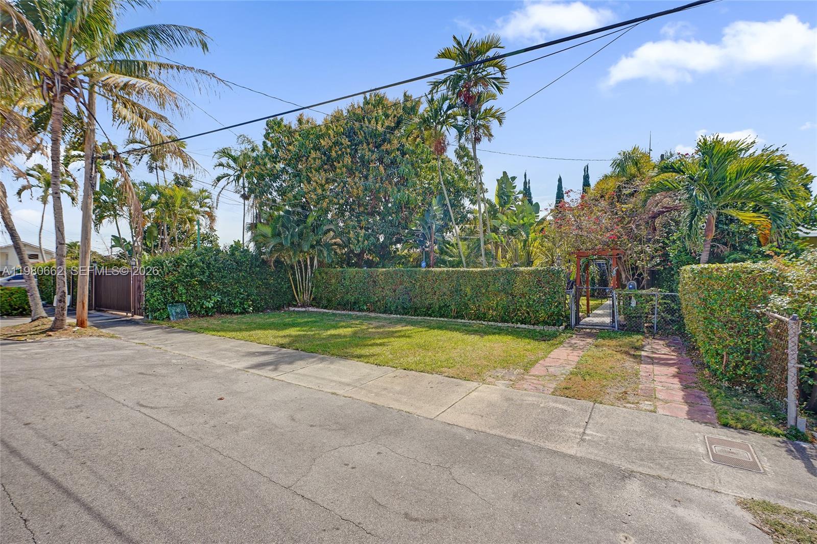 2258 SW 15th St Miami, FL 33145