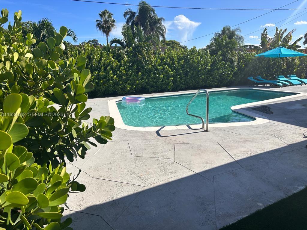 6900 SW 3rd St Pembroke Pines, FL 33023