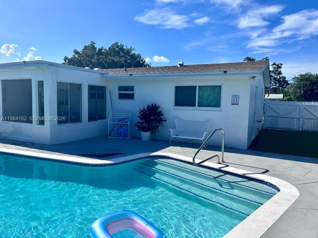 6900 SW 3rd St Pembroke Pines, FL 33023